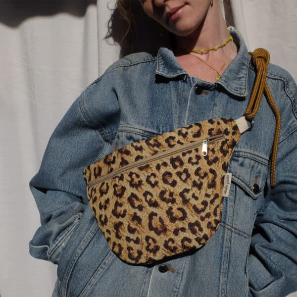 banane jacquard leopard portée avant