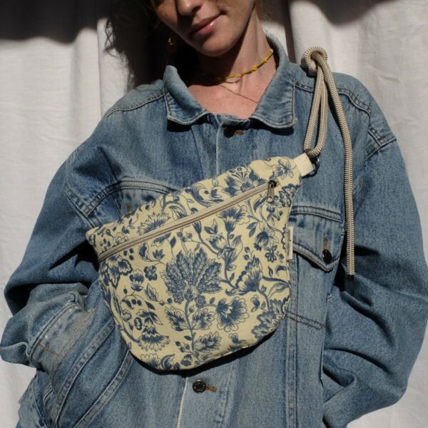 sac banane artisanal tapisserie florale bleu beige riñonera artesanal tapiceria azul beige porté avant