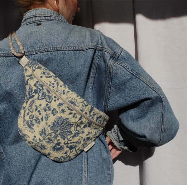 sac banane artisanal tapisserie florale bleu beige riñonera artesanal tapiceria azul beige porté dos
